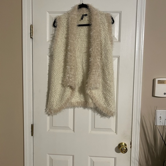 Women's Cozy Cream Fuzzy Vest - Picture 3 of 12